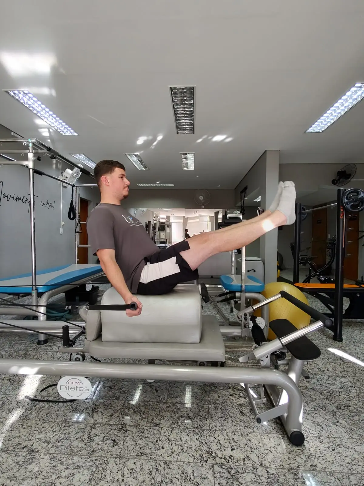 Aluno em exercício de Pilates de aparelhos no estúdio do Espaço Plenus