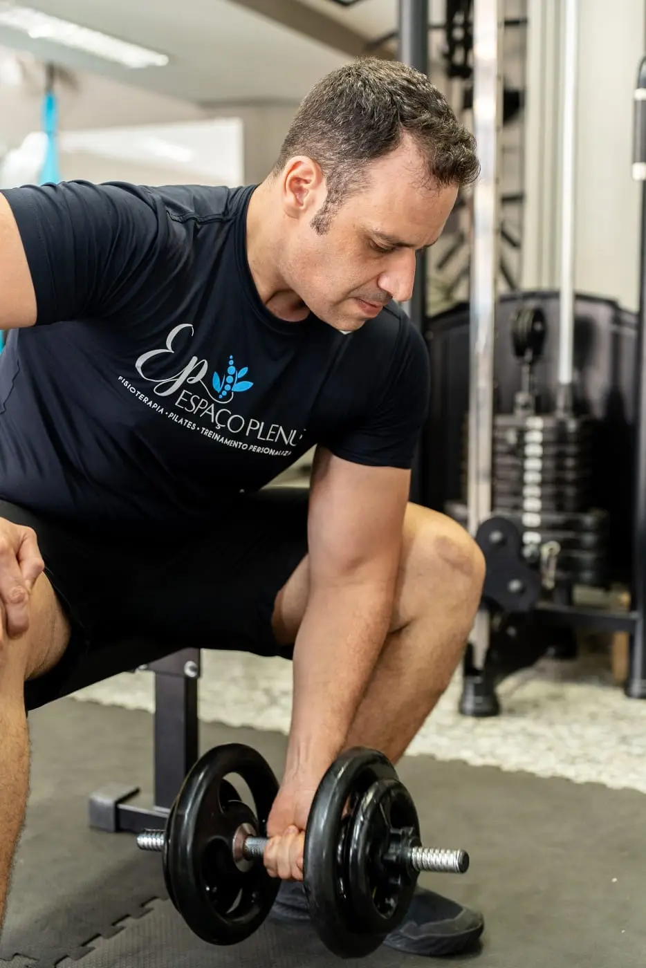 Treinamento personalizado na área de musculação do Espaço Plenus